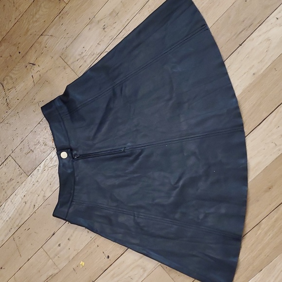 H&M faux leather black skirt sz 4 - Picture 2 of 3